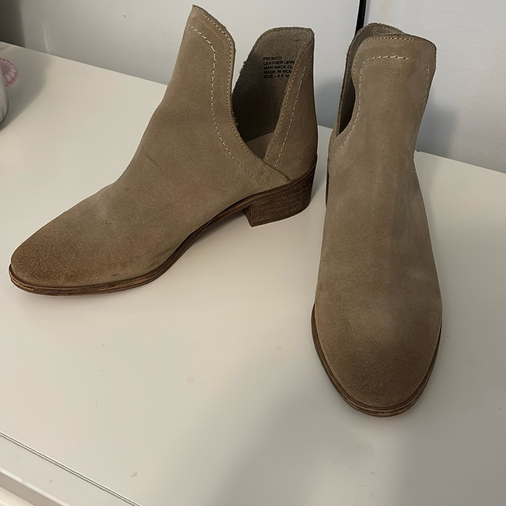 Coconuts by Matisse “Pronto” side cut booties